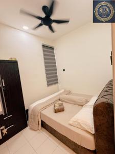 a bedroom with a bed with a ceiling fan at Ash Royale Suite - Bercham 138, Bandar Baru Putra, Ipoh, Perak in Kampong Batu Lapan