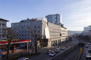 Una calle muy transitada de la ciudad con coches en la carretera. en Scandic Stuttgart Europaviertel, en Stuttgart