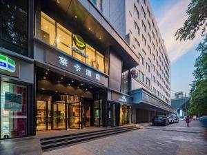 um grupo de edifícios ao lado de uma rua em Xian Leica Hotel em Xian