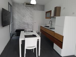 Een keuken of kitchenette bij Appartamenti Addimuru