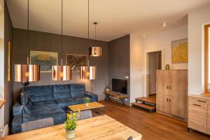 una sala de estar con un sofá y una mesa en Stodola 63, en Pacov