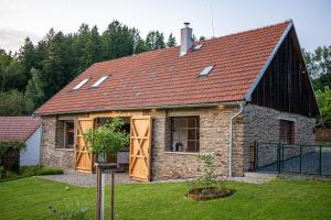 PacovStodola 63的一座红色屋顶的小石头房子