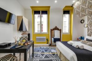 パリにあるSweet Inn - Aboukir IIのベッドとデスクが備わる客室です。
