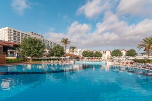 Bazén v ubytování Salamis Bay Conti Hotel Resort & SPA & Casino nebo v jeho okolí
