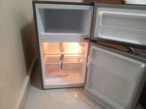 einem leeren Kühlschrank mit offener Tür in der Küche in der Unterkunft Résidence Keur Mame Seye 4 in Dakar