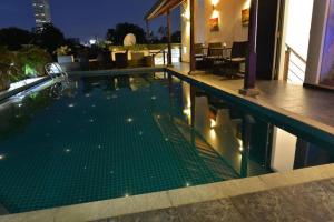 una piscina en la parte superior de un edificio en D Villas, en Kirillapone