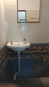 Koupelna v ubytování karma stays hostel morjim + 14 fotografií