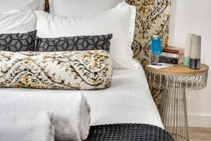 パリにあるSweet Inn - Aboukir IIのベッド(白黒の枕、サイドテーブル付)