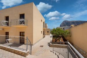 a view of a building with a mountain in the background at Case vacanza Al Paradise in San Vito lo Capo