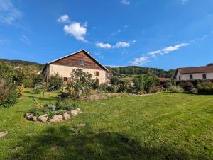 a large yard with a house in the background at Chambre familiale, Les Brimbelles in Rehaupal
