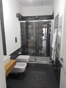 Een badkamer bij Appartamenti Addimuru