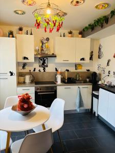 Η κουζίνα ή μικρή κουζίνα στο THE ENCHANTED HOUSE ( 15 min walk to Disney)