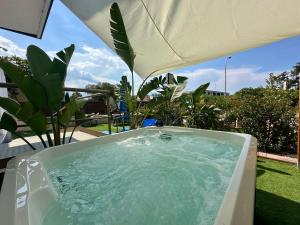 Bazén v ubytování Blue Velvet Rooms nebo v jeho okolí