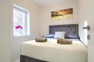 une chambre avec un grand lit avec deux oreillers dessus dans l'établissement Casa del Sole - Ugljan Island, à Poljana