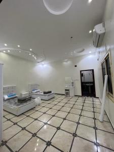 una grande stanza con un grande pavimento piastrellato in una stanza di العلا- العذيب a Madain Saleh