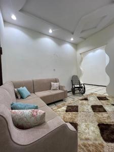 un soggiorno con un divano e un tappeto di العلا- العذيب a Madain Saleh