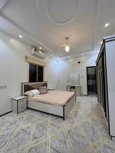 una grande camera da letto con letto e scrivania di العلا- العذيب a Madain Saleh