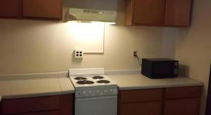 Кухня или мини-кухня в America's Best Inn Urbana Champaign
