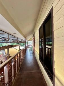 een hal van een gebouw met een balkon bij Light Worker Guest House room number 0 in Phra Ae beach