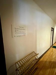 een witte muur met een bord op een muur bij Light Worker Guest House room number 0 in Phra Ae beach