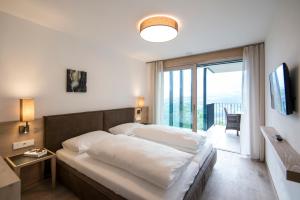 1 dormitorio con cama grande y ventana grande en Art & Nature Chalet Anna, en Scena