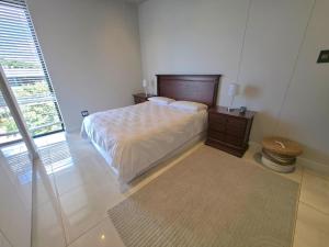 Giường trong phòng chung tại 311 at The Paramount Estate