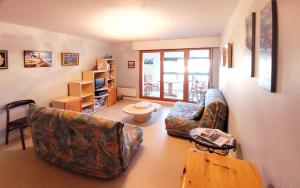 a living room with a couch and a chair at Le Kervenel - Les Gîtes de la Côte d'Amour in Le Croisic