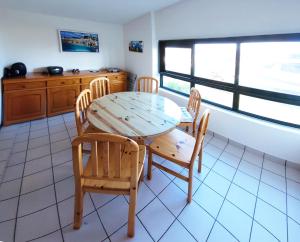 a kitchen with a table and chairs and a window at Le Kervenel - Les Gîtes de la Côte d'Amour in Le Croisic