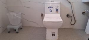 Hotel Anmol Palace في غازي آباد: حمام مع مرحاض وشطاف