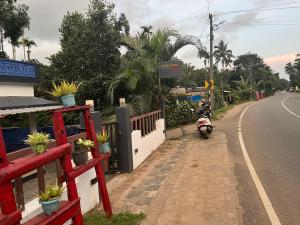 ein am Straßenrand geparkter Motorroller in der Unterkunft Tulips villa in Mānantoddy