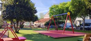 - une aire de jeux avec balançoire dans une cour dans l'établissement Casa del Sole - Ugljan Island, à Poljana