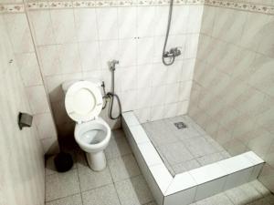 ein weißes Badezimmer mit Toilette und Dusche in der Unterkunft Résidence Keur Mame Seye 4 in Dakar