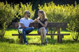 バン・レ・バンにあるChambre Printanière, Maison d'hôtes La Landreの男女