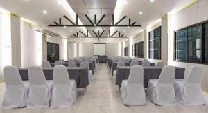 KS HOTEL في Ban San Ton Kok: قاعة حفلات بها طاولات وكراسي بيضاء +43 صورة