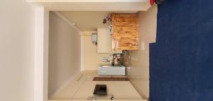 SPOT ON 1021 Dai Thang Motel في دا نانغ: مطبخ صغير مع حوض وحائط ازرق