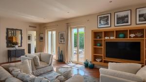 TV a/nebo společenská místnost v ubytování Villa Rafaelle with 3 bedrooms and pool in Porec