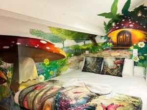 Giường trong phòng chung tại Le Cabanon des Fées, féérique et authentique