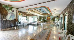 OYO 1140 Piyapruk Resort at Khaoyai في Ban Khanong Phra Klang (1): غرفة كبيرة مع غرفة مع قوس قزح على الحائط