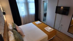 een slaapkamer met een groot bed met twee handdoeken erop bij Hotel Zurich Oldtown in Antalya