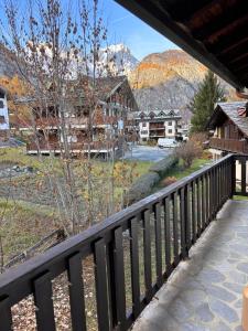 een uitzicht vanaf het balkon van een resort bij L'Atelier du Temps - Il Sogno di GI in Courmayeur