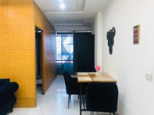 een eetkamer met een tafel en wat stoelen bij Luxury Manzil in Lahore +9 foto's