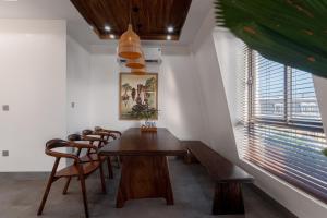 Et opholdsområde på KACHI BlissVilla - Near Beach 9BR