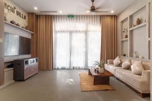 Et tv og/eller underholdning på KACHI BlissVilla - Near Beach 9BR