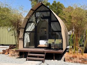 una piccola tenda con tavolo e sedie di Nadi Glamping Suites a Perai