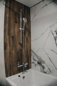 um banheiro com chuveiro e pia em Soft Loft ЖК Київський em Ternopil mais 12 fotografias