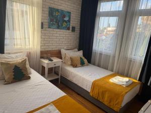 twee bedden in een kleine kamer met ramen bij Hotel Zurich Oldtown in Antalya +9 foto's