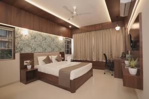 Una cama o camas en una habitación de High Five Hotels 17 fotos más