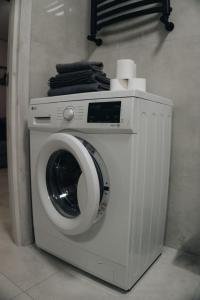 uma máquina de lavar roupa com toalhas em cima em Soft Loft ЖК Київський em Ternopil