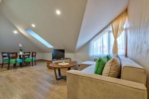 una sala de estar con un sofá y una mesa en Tomy Forest Cigar Bar, en Ocka Gora