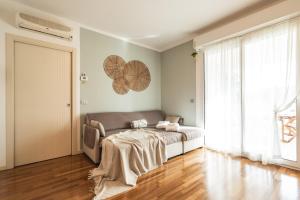 Un dormitorio con una cama con una manta encima. en Amazhome - Il nido nella quiete del Titano, en San Marino